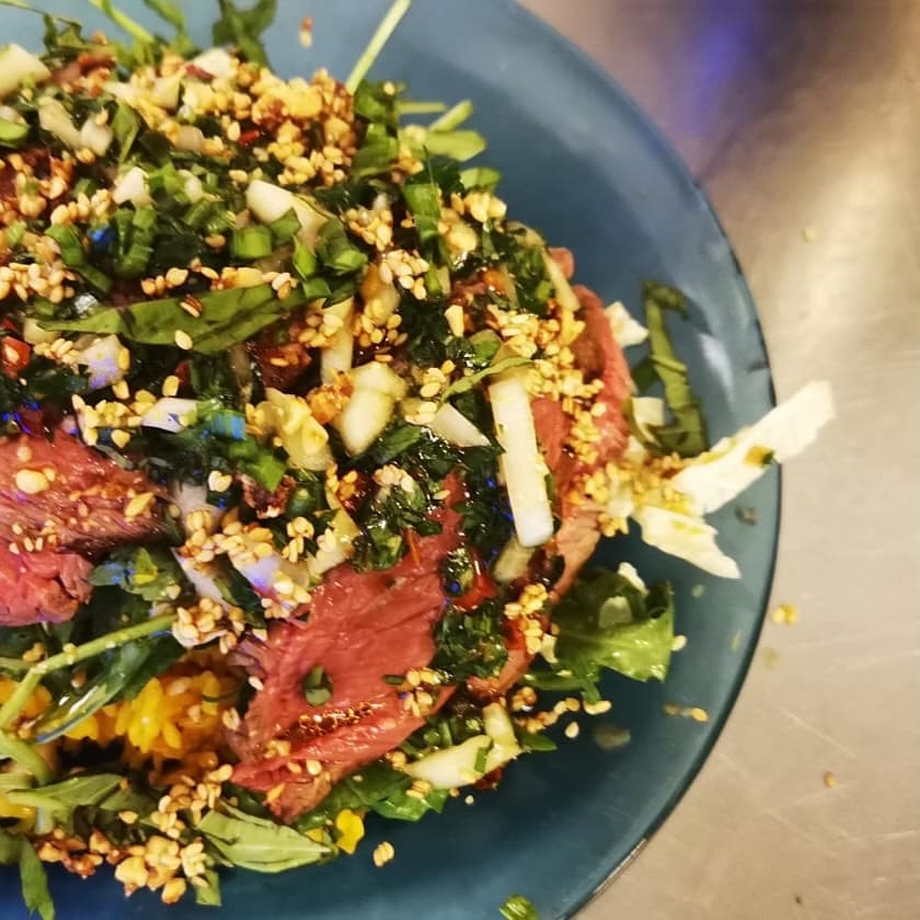 Plat fait maison servi à la cantine COMBO