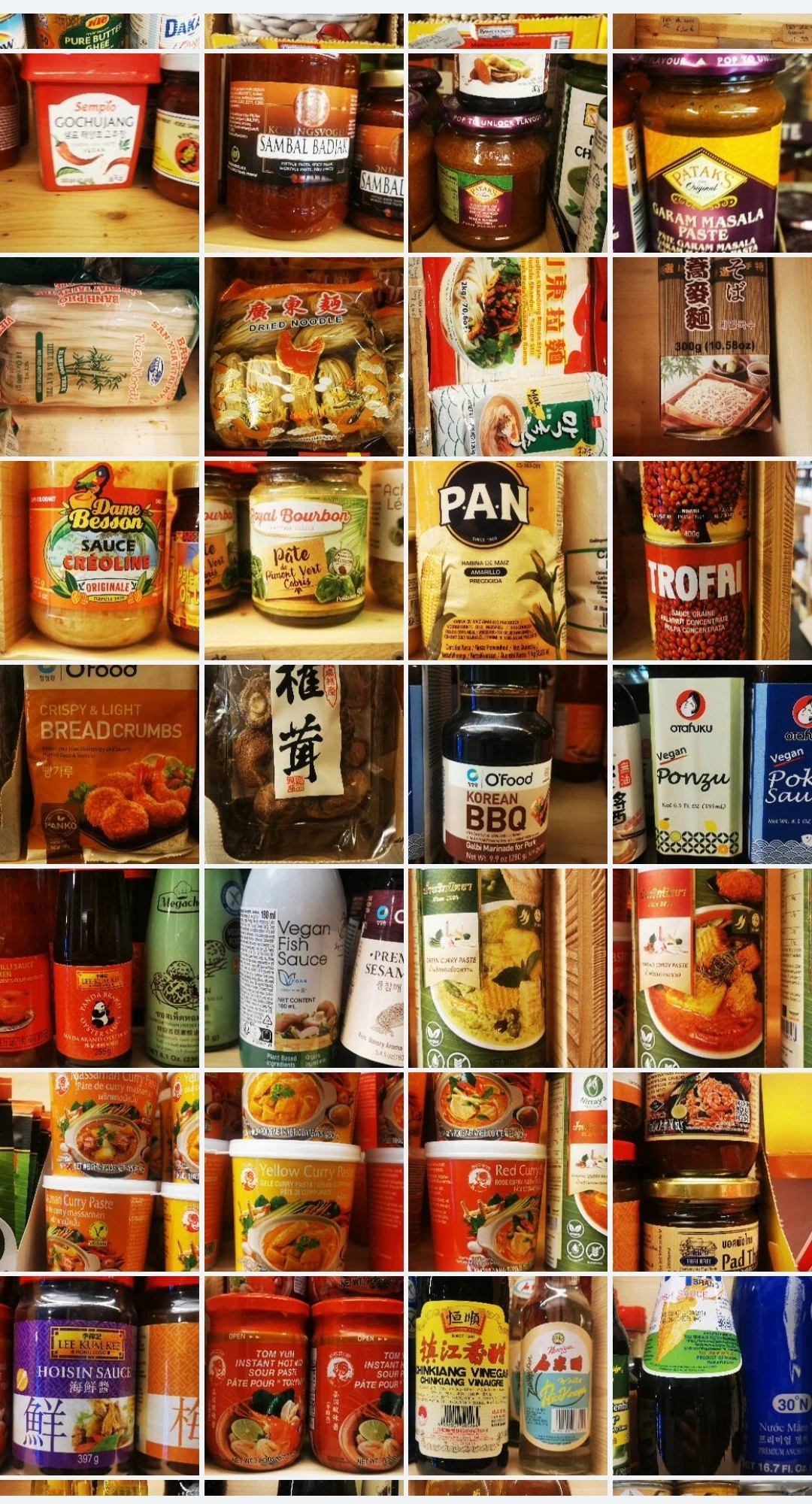 Produits d'épicerie du monde avec ardoise explicative