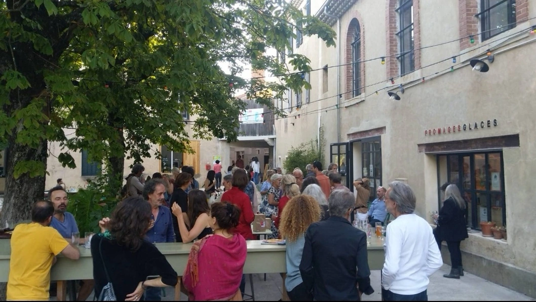 Ambiance chaleureuse au comptoir de COMBO